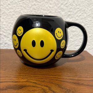 Bubba Gump Shrimp Co. smiley face coffee mug.
